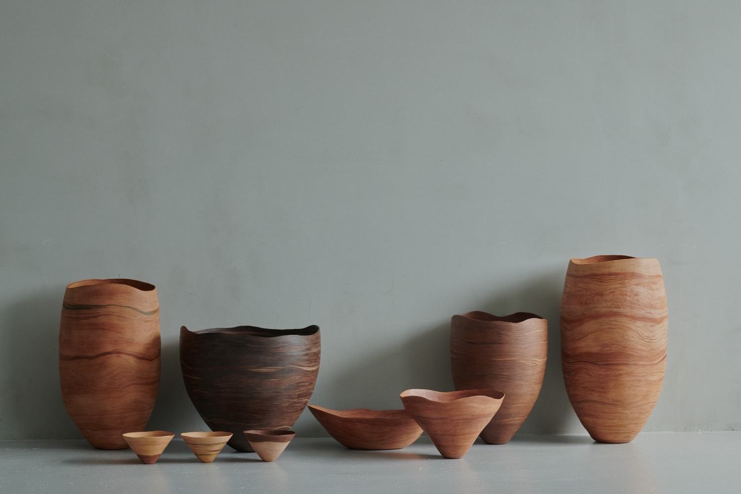 日本初｜韓国人アーティスト キム・ジュンスの日本初個展が東京で、薄いレザーを重ねあわせた有機的な器を紹介