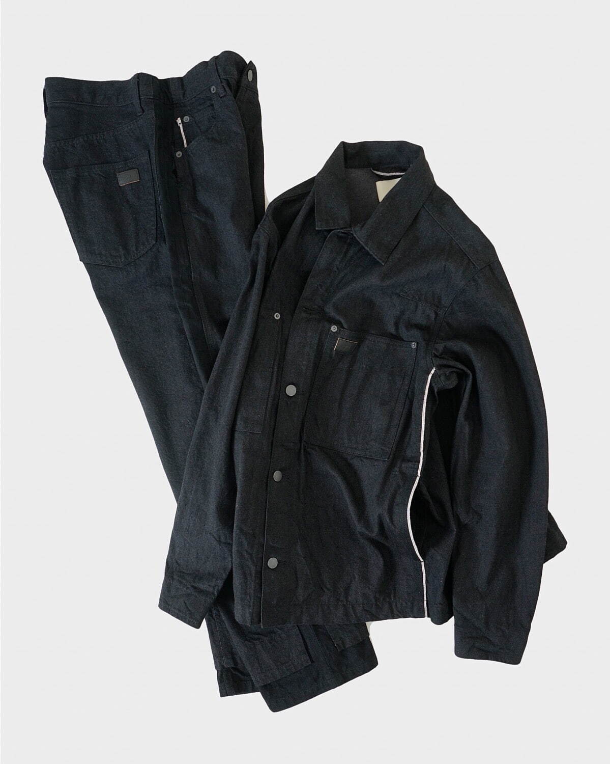 ヨークのワンエルディーケー別注デニムジャケット＆パンツ、色褪せた色調のブラックデニムを採用｜写真1