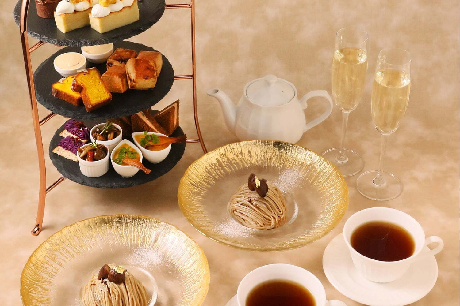 ぶどう｜三菱一号館美術館併設カフェのアフタヌーンティー、“金粉”モンブラン＆しっとりさつまいもスフレ