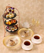 三菱一号館美術館併設カフェのアフタヌーンティー、“金粉”モンブラン＆しっとりさつまいもスフレ｜写真1