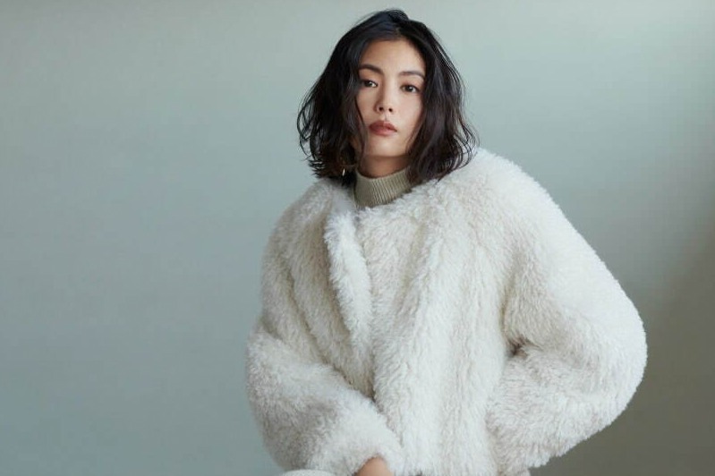 フレイ アイディー22年冬アウター、“ふわふわ”エコファージャケットやパワーショルダーコート