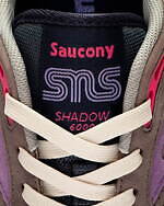 サッカニー×SNSのコラボスニーカー、90年代の名作ランニングシューズをベースに｜写真1