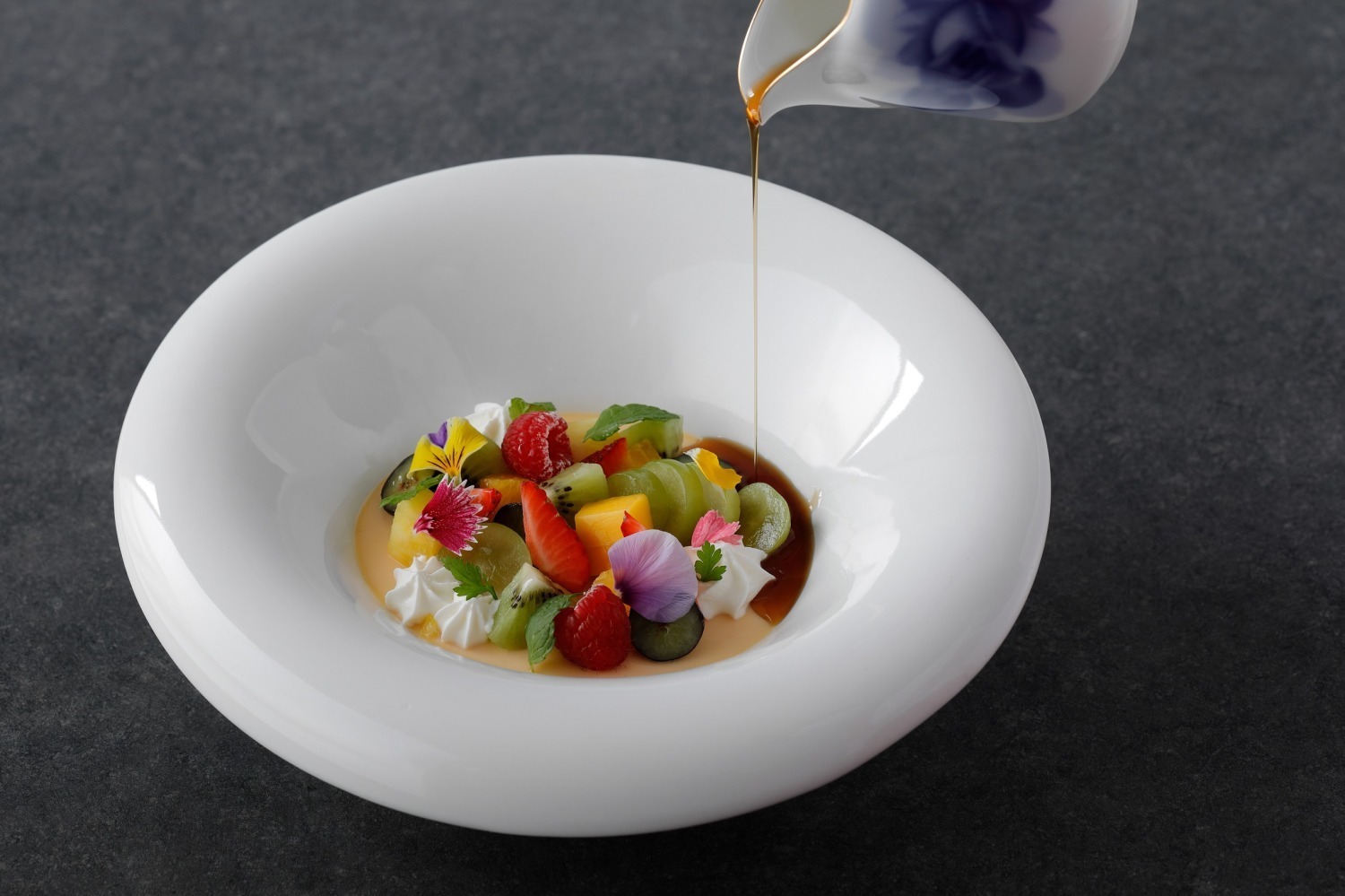 庭園｜ウェスティン都ホテル京都の“庭園”のようなプリンアラモード、旬の果物や花を添えて