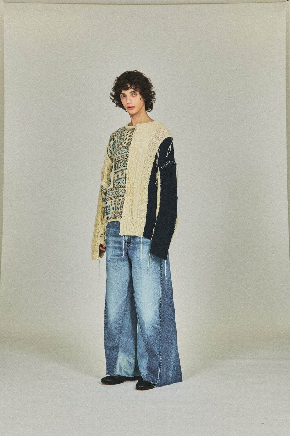 Nordic Collage Knit 49,500円、Baggy Flare Denim Pants 26,400円