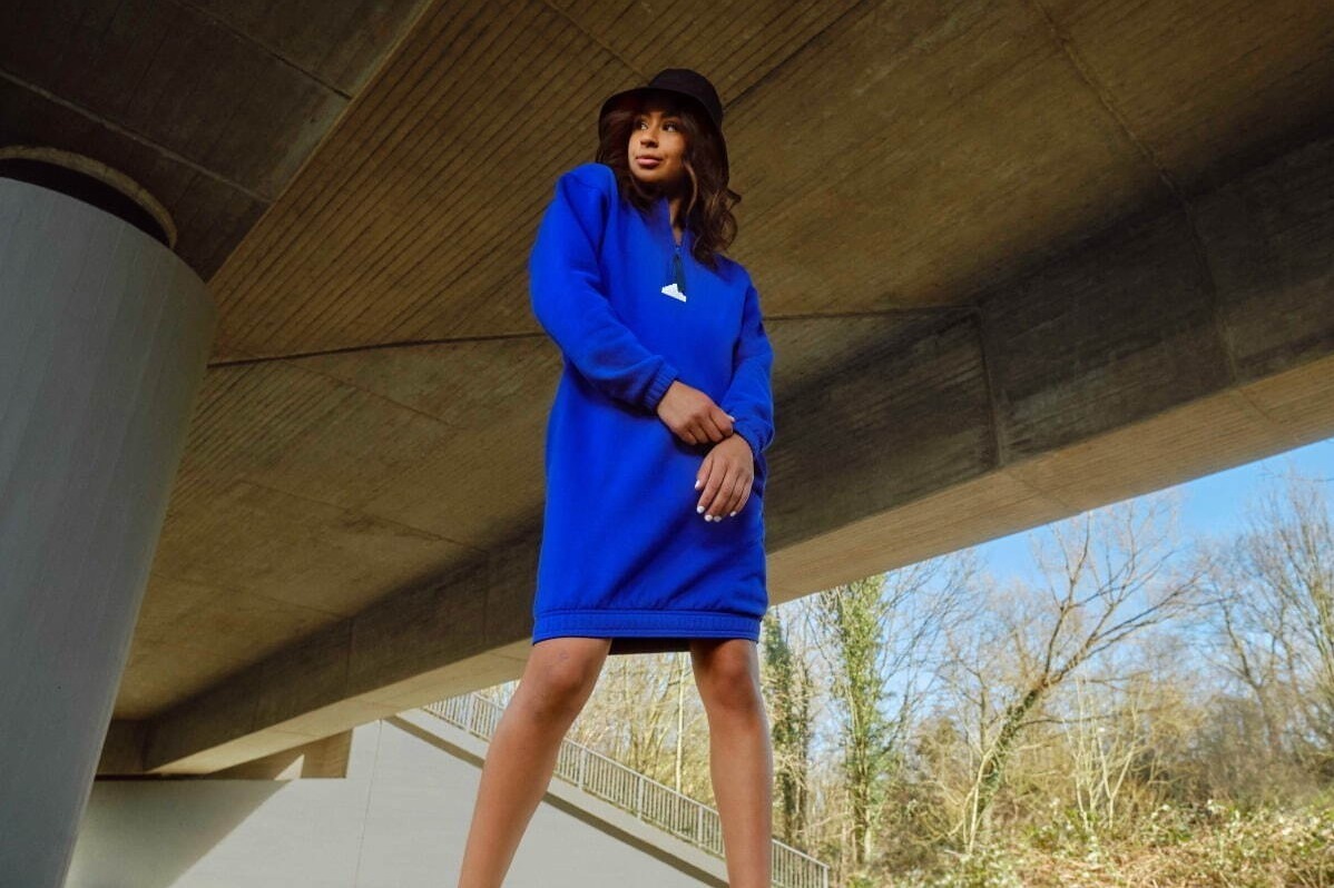 アディダス”普段使い”できるスポーツウェアに新作、軽量ゆったりジャケット＆ジップ付ワンピース