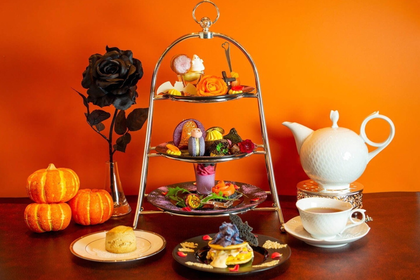 ウェスティンホテル大阪”バラ香る”ハロウィンアフタヌーンティー、おばけ＆黒猫のスイーツ
