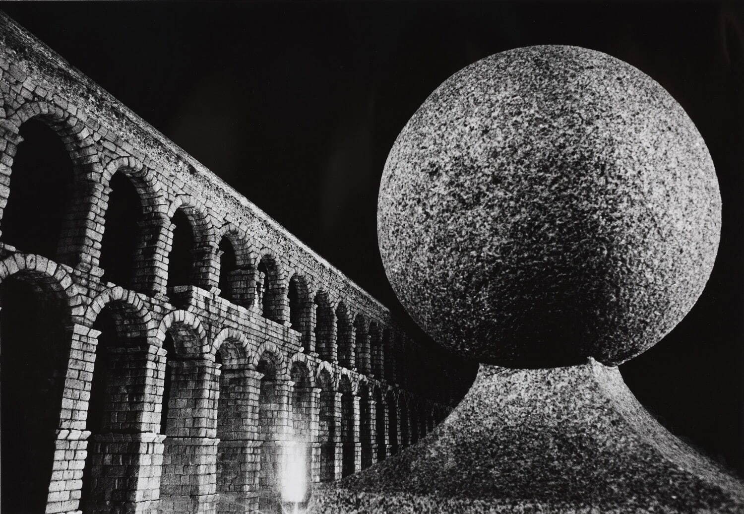 奈良原一高《塔　Segovia Spain〈ヨーロッパ・静止した時間〉より》1963-65年　島根県立美術館蔵
©Ikko Narahara Archives