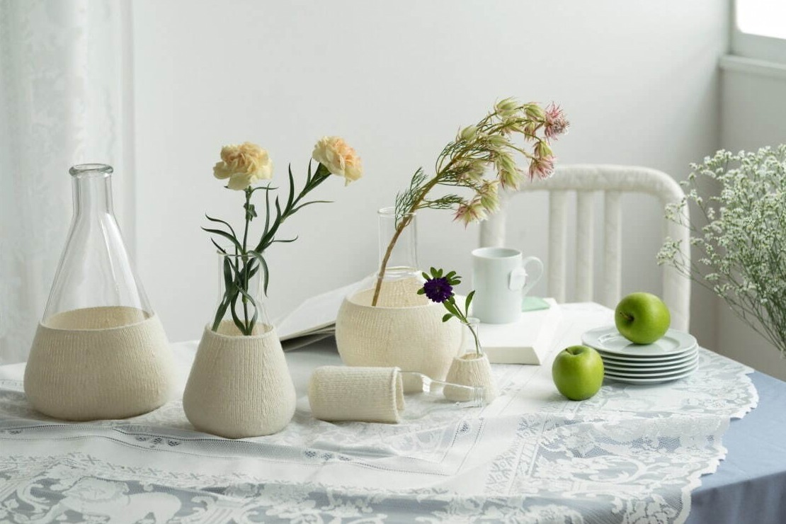 「ミントデザインズの部屋」“ニットやキルティング”でラッピングした椅子＆花瓶が伊勢丹新宿店に集結