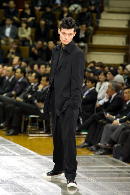 ヨウジヤマモト(Yohji Yamamoto) 2010-11年秋冬メンズコレクション  - 写真1