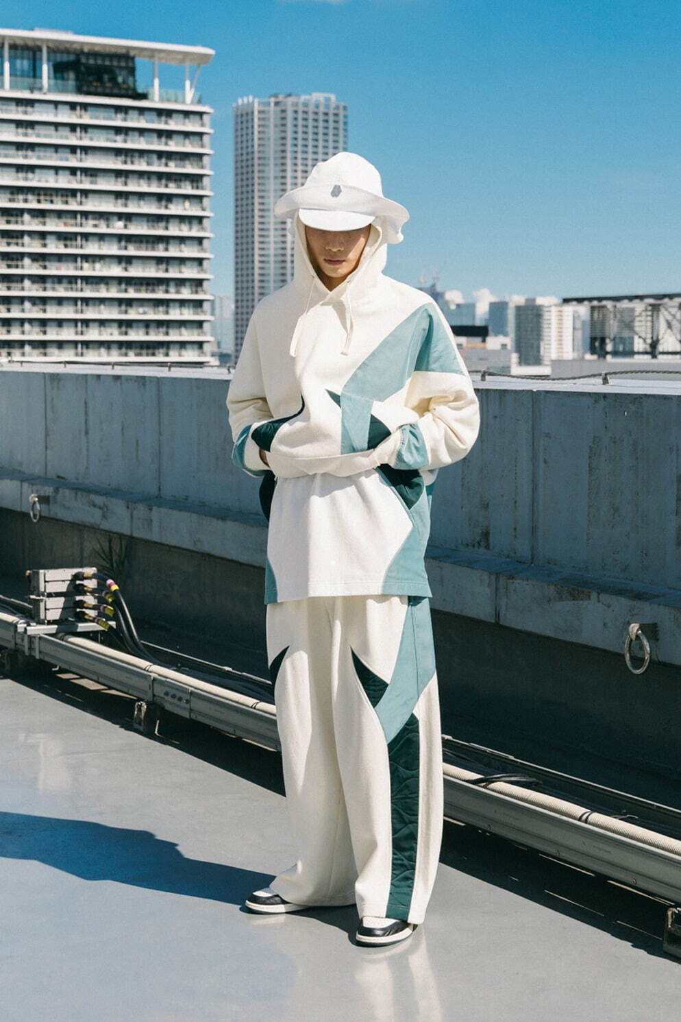 エイ・クライプシス 2023年春夏コレクション - 擬態し、美しい罠へと誘う“ハナカマキリ”に着想｜写真8
