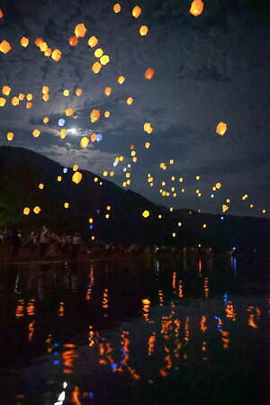 絶景イベント「十和田湖スカイランタン」青森で、月＆星々が輝く夜空にスカイランタンを打ち上げ｜写真1