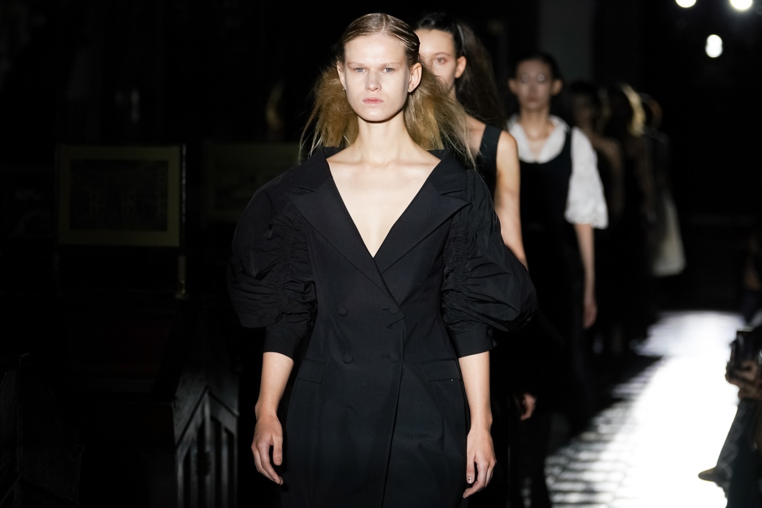 エズミ 2023年春夏コレクション - 学生時代へ原点回帰、ヴィクトリアン朝時代の美学を再解釈