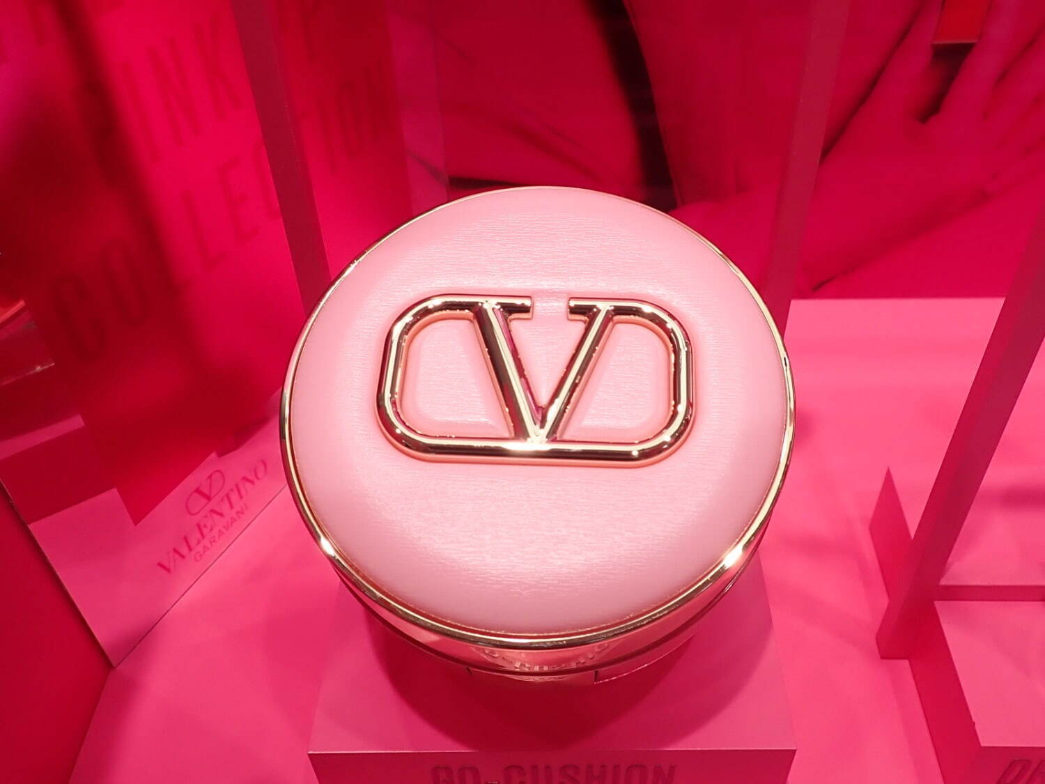 ヴァレンティノ ビューティ、人気クッションファンデが“ピンク”の限定