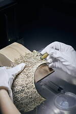 ディオール“繊細”レースモチーフの新作ジュエリー、付け襟ネックレスやパールが揺れるピアス｜写真19