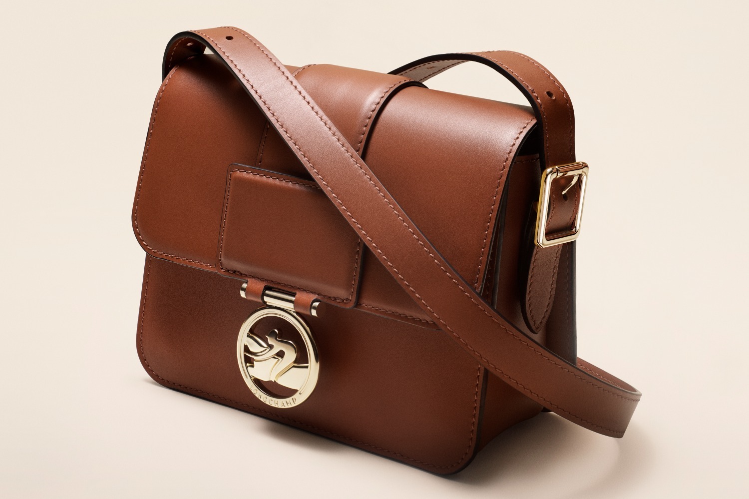 ロンシャン新作“メダイヨン”が輝くボックス型バッグ「ボックス-トロット」馬術の世界から着想