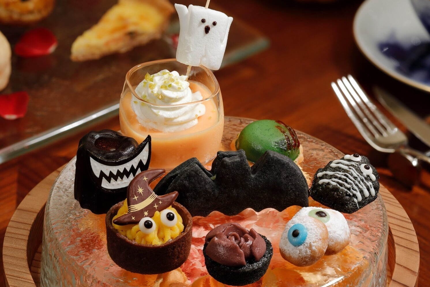 ウェスティン都ホテル京都のハロウィーンアフタヌーンティー、“魔女”のかぼちゃタルトなど