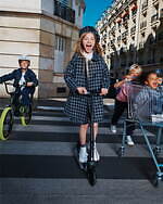 ベビー ディオール”制服”モチーフの新作ウェア、ロゴ入りジャケット＆千鳥柄カーディガン｜写真6