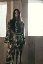 チノ 2023年春夏ウィメンズコレクション - マニッシュなピースに溶け込む“女性らしさ”｜写真21