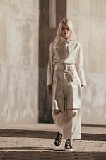 チノ 2023年春夏ウィメンズコレクション - マニッシュなピースに溶け込む“女性らしさ”｜写真22