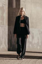 チノ 2023年春夏ウィメンズコレクション - マニッシュなピースに溶け込む“女性らしさ”｜写真30