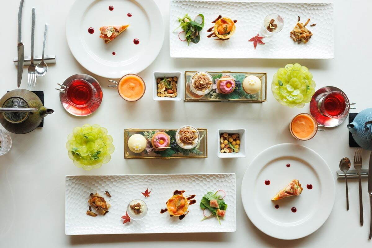 “花冠”イメージのシャインマスカットパフェ、新宿サロン アダム エ ロペのレストランで｜写真5