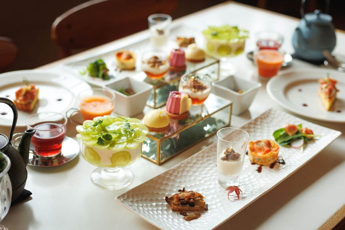 “花冠”イメージのシャインマスカットパフェ、新宿サロン アダム エ ロペのレストランで｜写真4