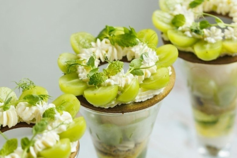 “花冠”イメージのシャインマスカットパフェ、新宿サロン アダム エ ロペのレストランで