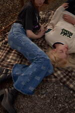 マウジー×エックスガールの限定アイテム、全面コラボロゴのフレアデニム＆刺繡入りバッグなど｜写真13