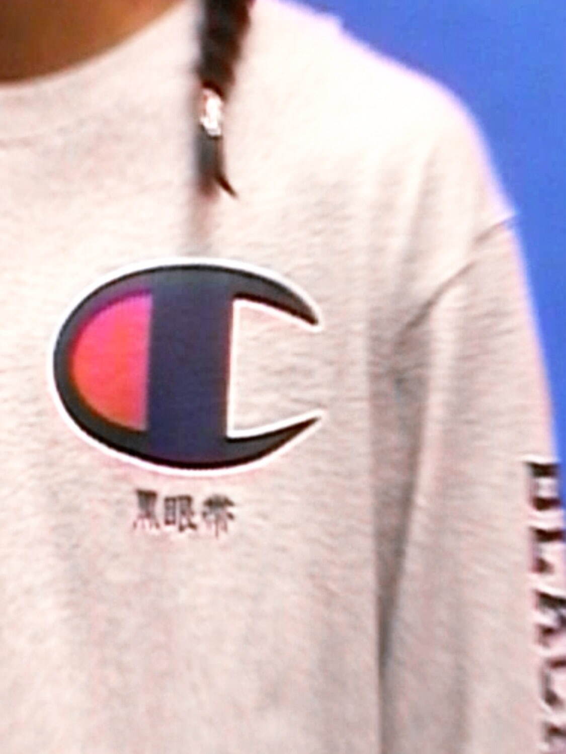 チャンピオン × ブラック アイ パッチ、大胆“Cロゴ”入りスウェットフーディーやTシャツ｜写真9