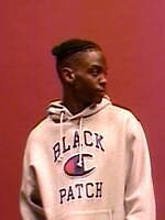 チャンピオン × ブラック アイ パッチ、大胆“Cロゴ”入りスウェットフーディーやTシャツ｜写真7