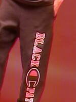 チャンピオン × ブラック アイ パッチ、大胆“Cロゴ”入りスウェットフーディーやTシャツ｜写真11