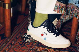 リーボック×ボット、ポップな“花”刺繍のカラフルスニーカー＆パステルカラーTシャツ