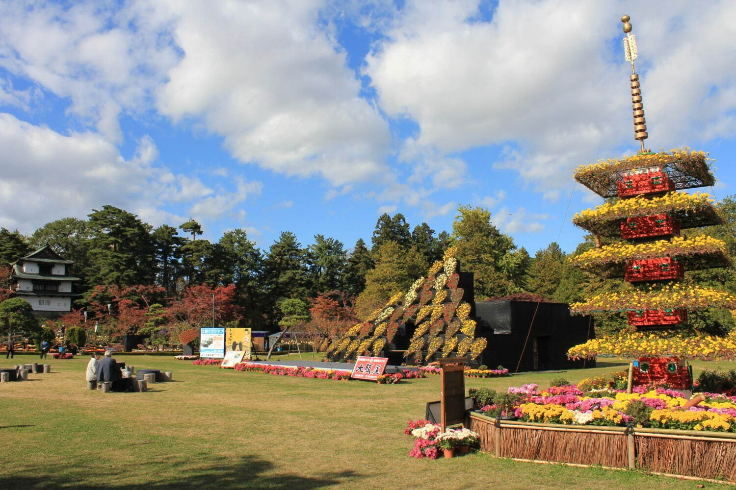 「弘前城菊と紅葉まつり」青森・弘前公園で、計3,600本の紅葉ライトアップで古城の秋を演出｜写真5