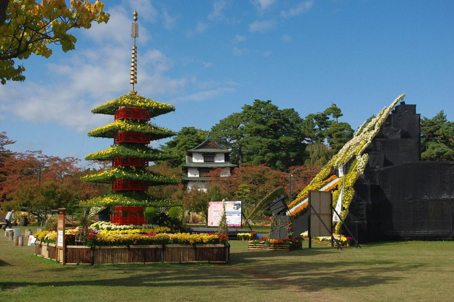 「弘前城菊と紅葉まつり」青森・弘前公園で、計3,600本の紅葉ライトアップで古城の秋を演出｜写真3