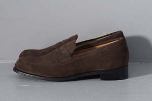 ジョセフ チーニー、スエード素材で仕上げたロク別注ローファー