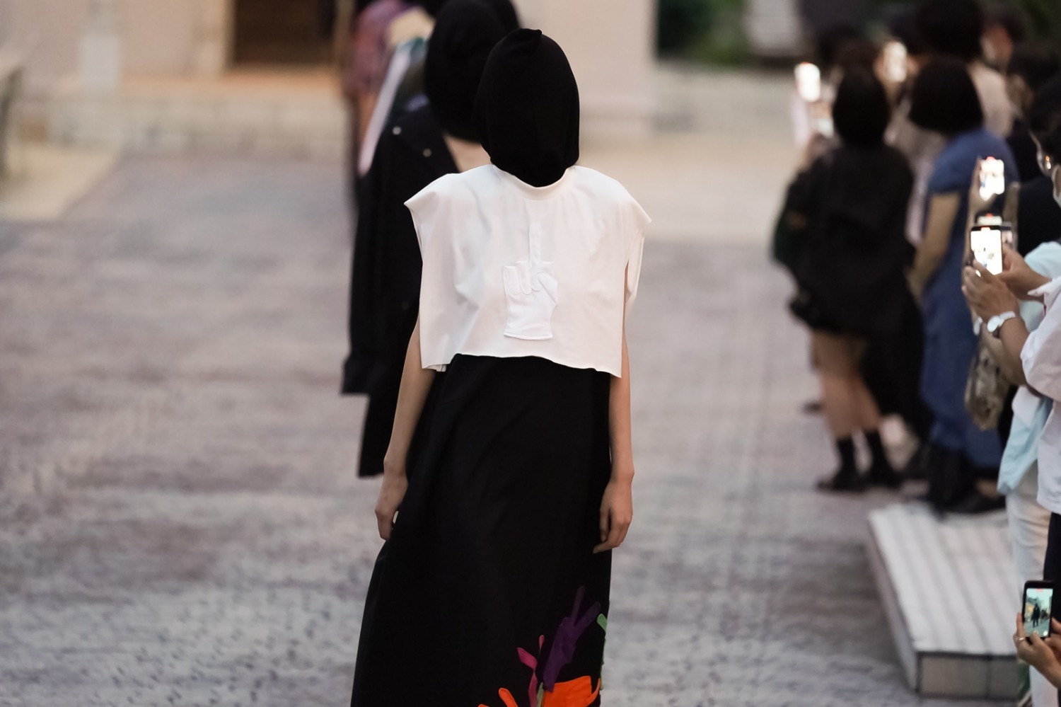 2023年春夏東京コレクション｜ミツル オカザキ 2023年春夏コレクション、夕陽に捧げるピースサイン