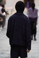 ミツル オカザキ 2023年春夏コレクション、夕陽に捧げるピースサイン｜写真2