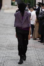 ミツル オカザキ 2023年春夏コレクション、夕陽に捧げるピースサイン｜写真3