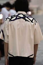 ミツル オカザキ 2023年春夏コレクション、夕陽に捧げるピースサイン｜写真10