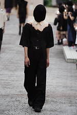 ミツル オカザキ 2023年春夏コレクション、夕陽に捧げるピースサイン｜写真11