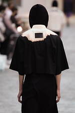 ミツル オカザキ 2023年春夏コレクション、夕陽に捧げるピースサイン｜写真12