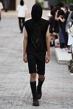 ミツル オカザキ 2023年春夏コレクション、夕陽に捧げるピースサイン｜写真13