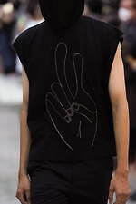 ミツル オカザキ 2023年春夏コレクション、夕陽に捧げるピースサイン｜写真14