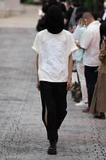 ミツル オカザキ 2023年春夏コレクション、夕陽に捧げるピースサイン｜写真15