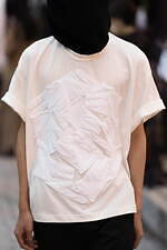 ミツル オカザキ 2023年春夏コレクション、夕陽に捧げるピースサイン｜写真16