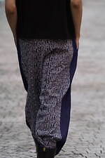 ミツル オカザキ 2023年春夏コレクション、夕陽に捧げるピースサイン｜写真19