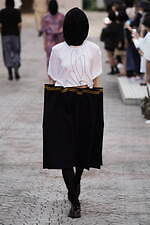 ミツル オカザキ 2023年春夏コレクション、夕陽に捧げるピースサイン｜写真20