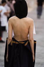 ミツル オカザキ 2023年春夏コレクション、夕陽に捧げるピースサイン｜写真22