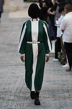 ミツル オカザキ 2023年春夏コレクション、夕陽に捧げるピースサイン｜写真27