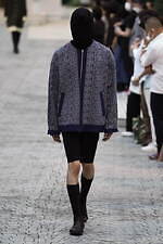 ミツル オカザキ 2023年春夏コレクション、夕陽に捧げるピースサイン｜写真29